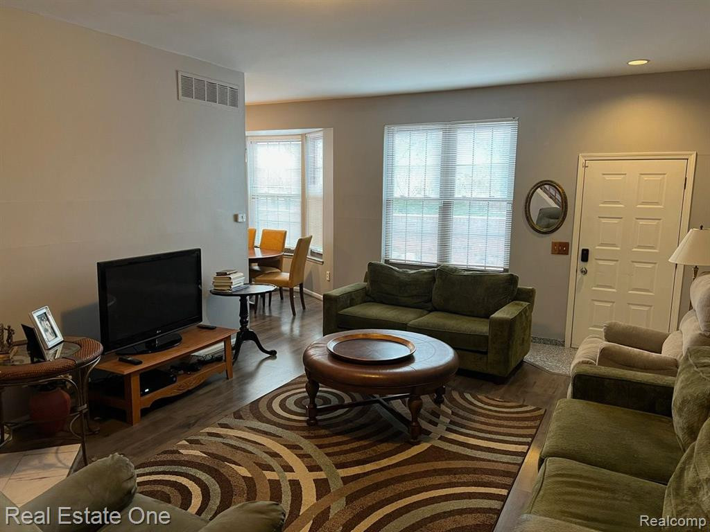 7318 Devonshire, West Bloomfield, MI — Photo 2