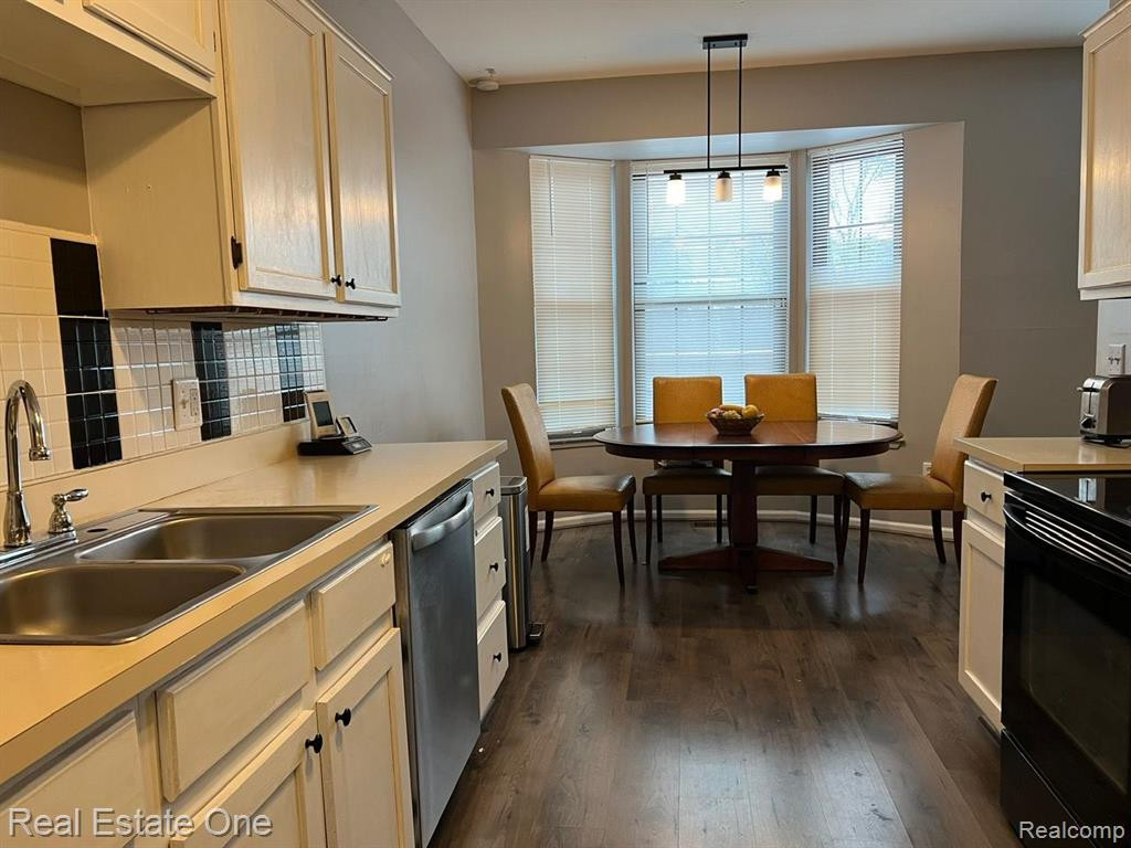 7318 Devonshire, West Bloomfield, MI — Photo 8