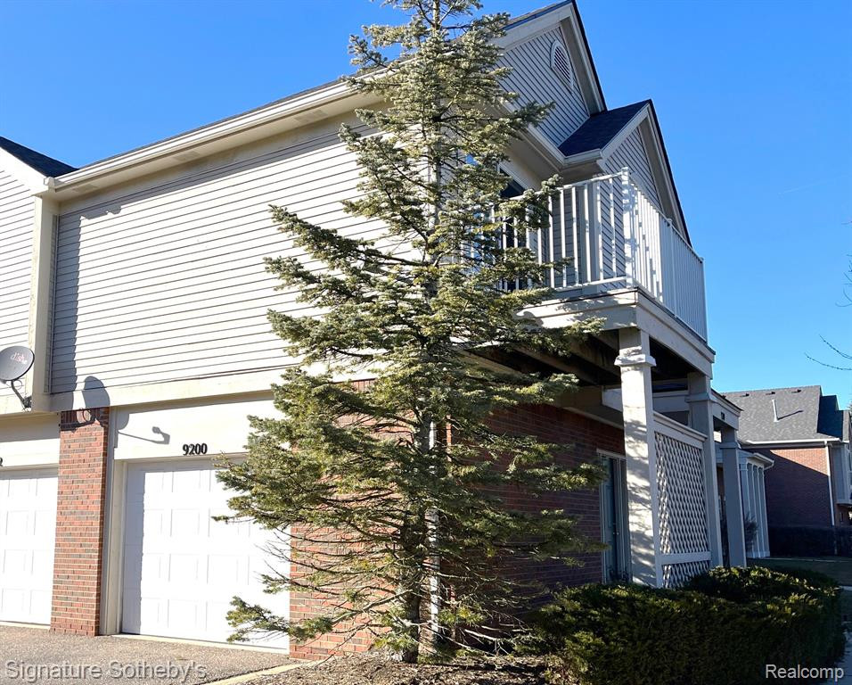 9200 Farmingdale Lane, Walled Lake, MI 48390 — Photo 2