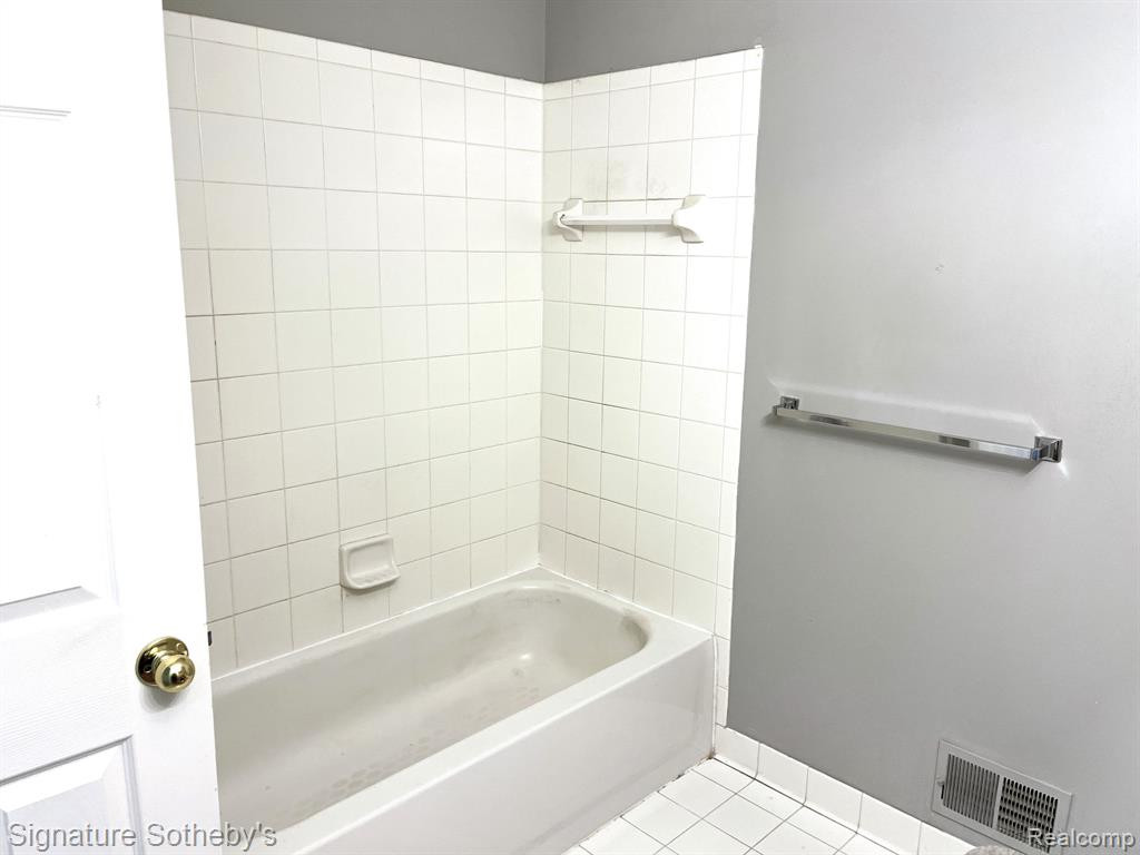 9200 Farmingdale Lane, Walled Lake, MI 48390 — Photo 12