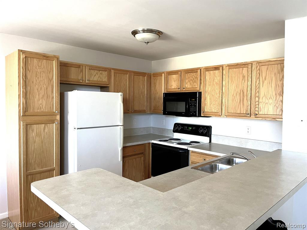 9200 Farmingdale Lane, Walled Lake, MI 48390 — Photo 17