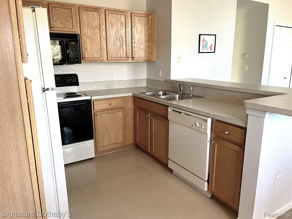 9200 Farmingdale Lane, Walled Lake, MI 48390 — Photo 18