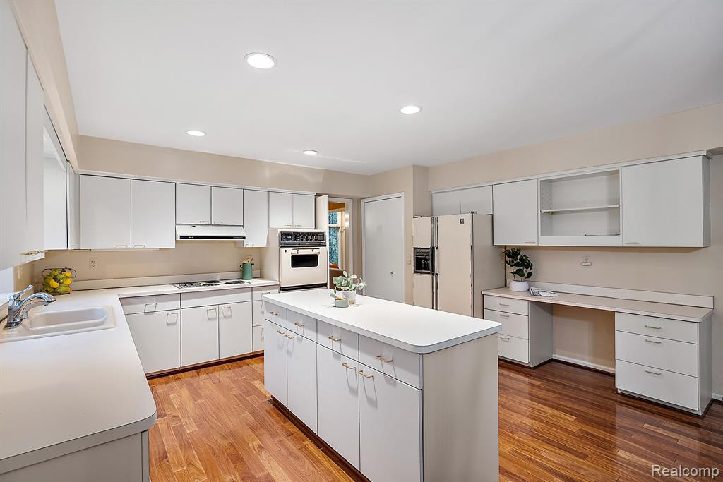 5584 PINE BROOKE Court, Bloomfield Hills, MI 48304 — Photo 23