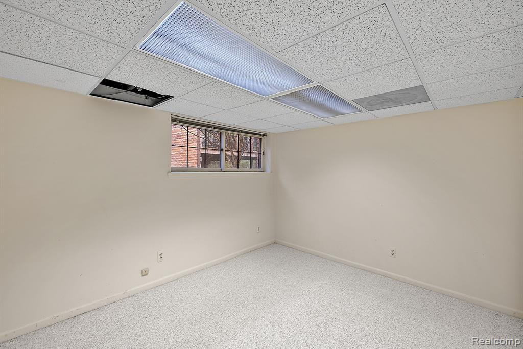 5584 PINE BROOKE Court, Bloomfield Hills, MI 48304 — Photo 38
