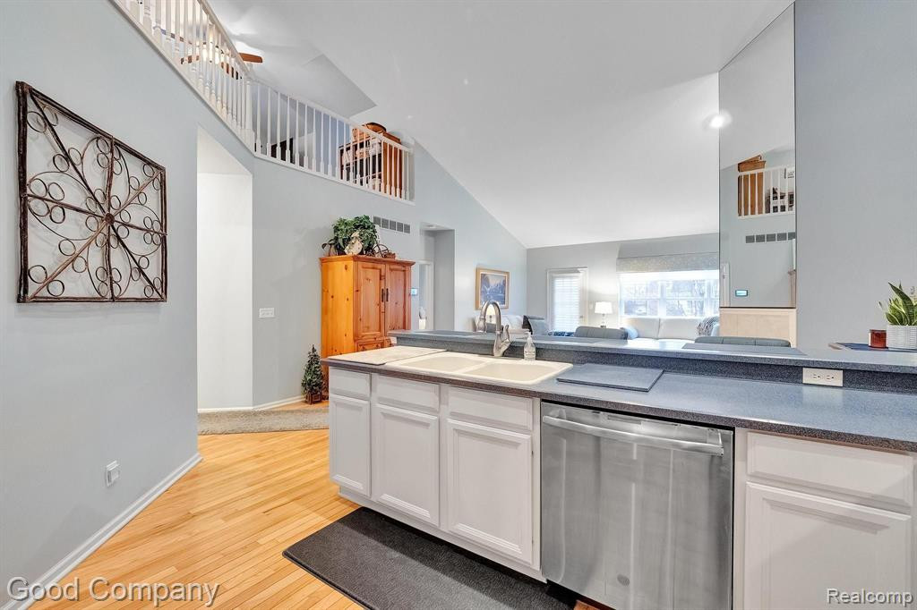 698 W BLUFF, Rochester Hills, MI 48307 — Photo 4