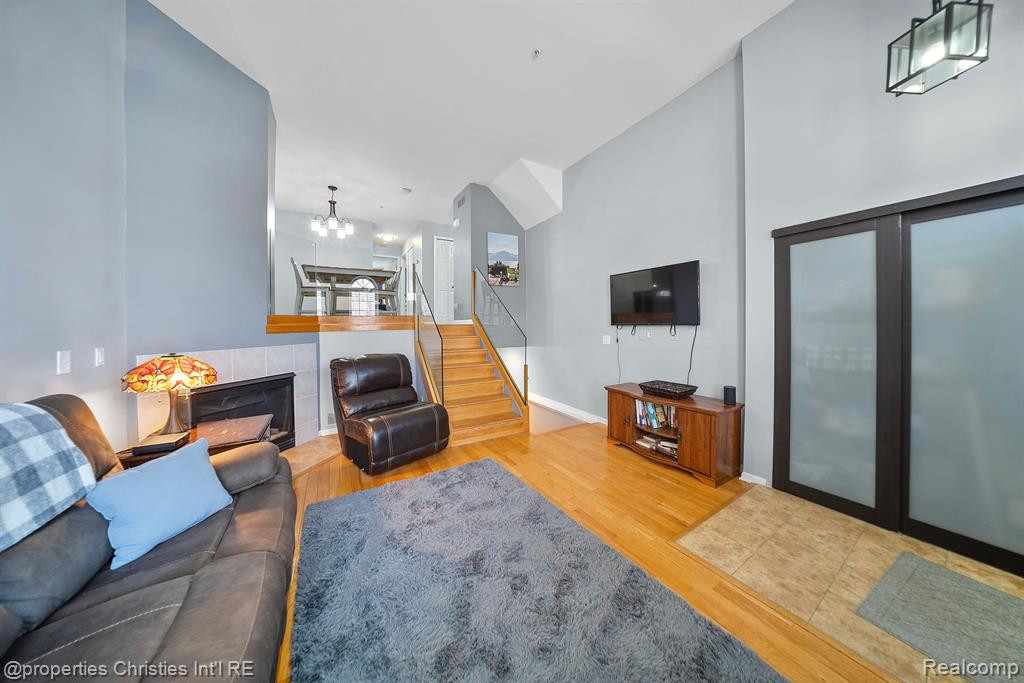 29407 GLEN OAKS Boulevard E, Farmington Hills, MI 48334 — Photo 5