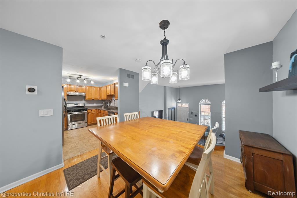 29407 GLEN OAKS Boulevard E, Farmington Hills, MI 48334 — Photo 8