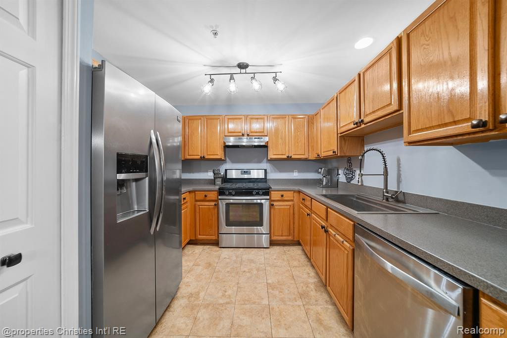 29407 GLEN OAKS Boulevard E, Farmington Hills, MI 48334 — Photo 9