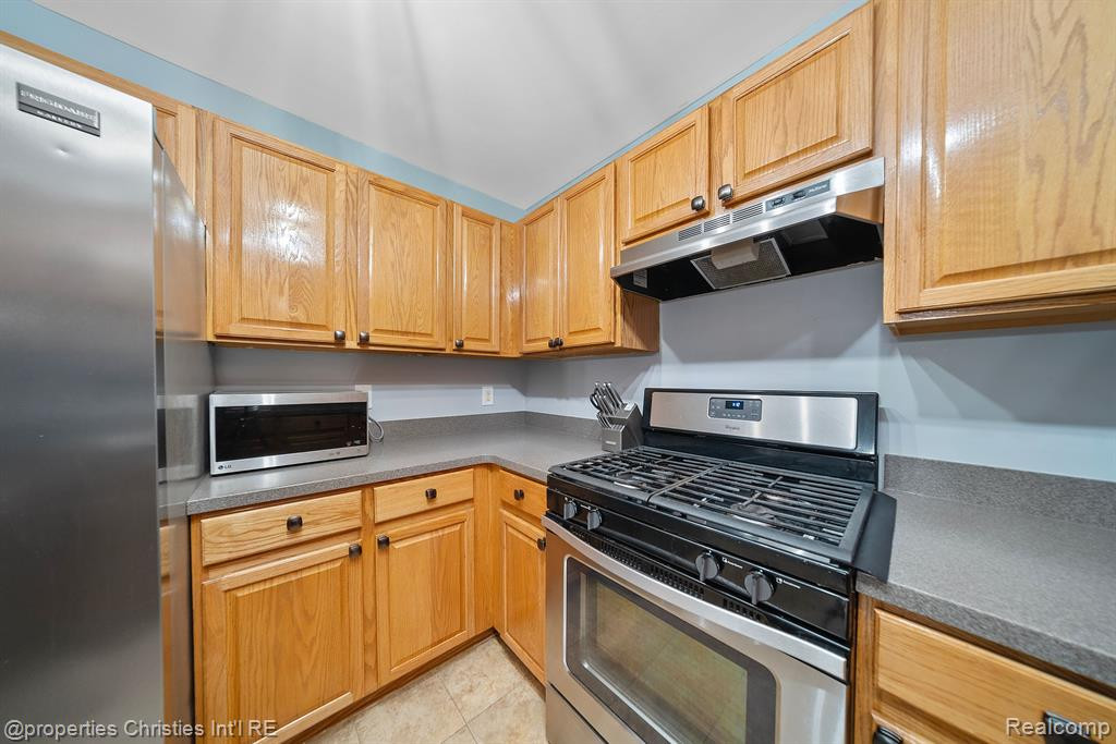 29407 GLEN OAKS Boulevard E, Farmington Hills, MI 48334 — Photo 10