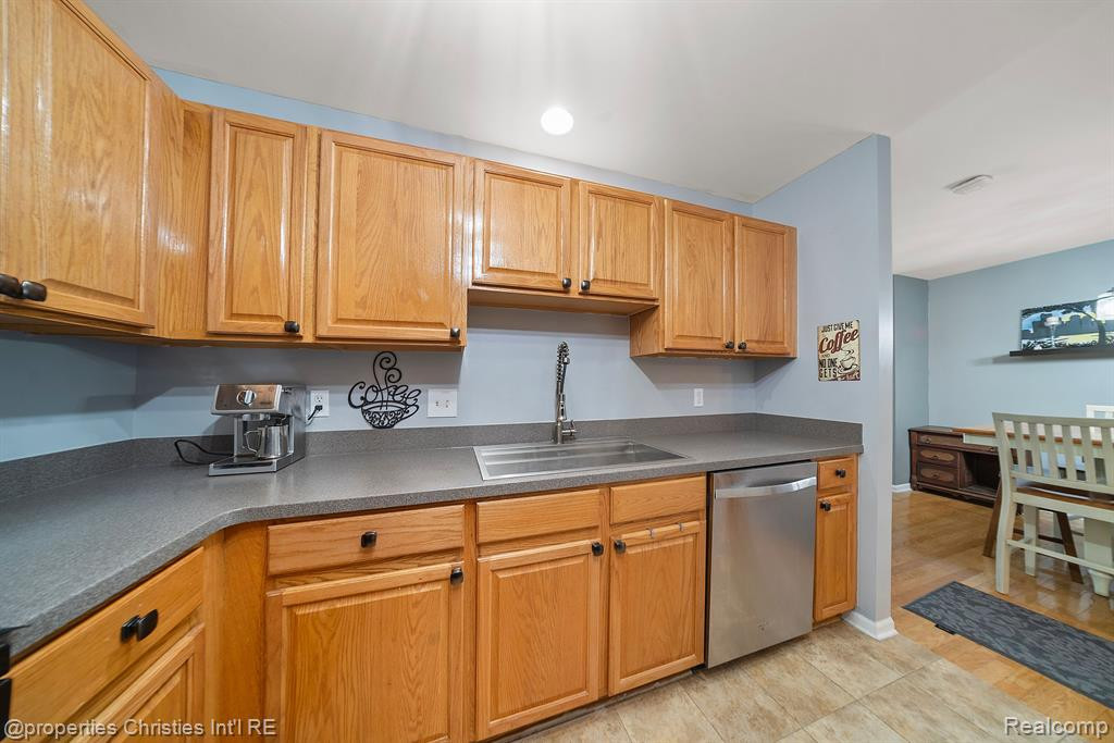 29407 GLEN OAKS Boulevard E, Farmington Hills, MI 48334 — Photo 11