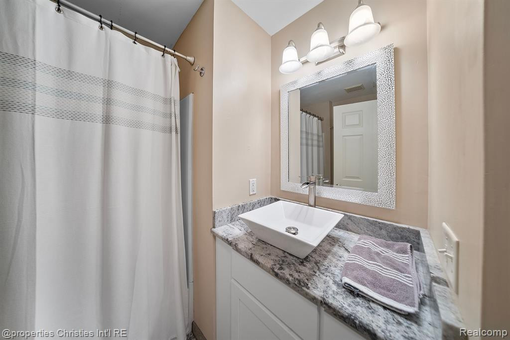 29407 GLEN OAKS Boulevard E, Farmington Hills, MI 48334 — Photo 12