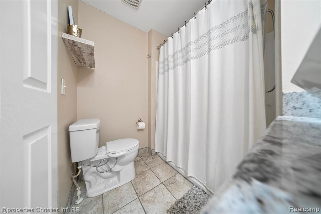 29407 GLEN OAKS Boulevard E, Farmington Hills, MI 48334 — Photo 13