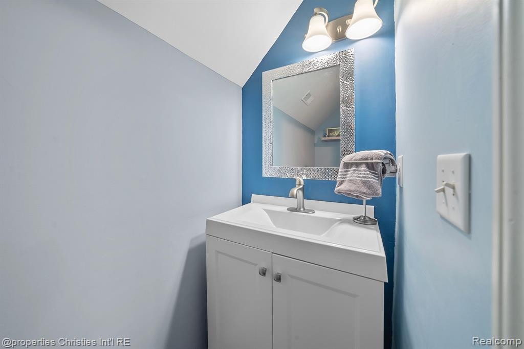 29407 GLEN OAKS Boulevard E, Farmington Hills, MI 48334 — Photo 19