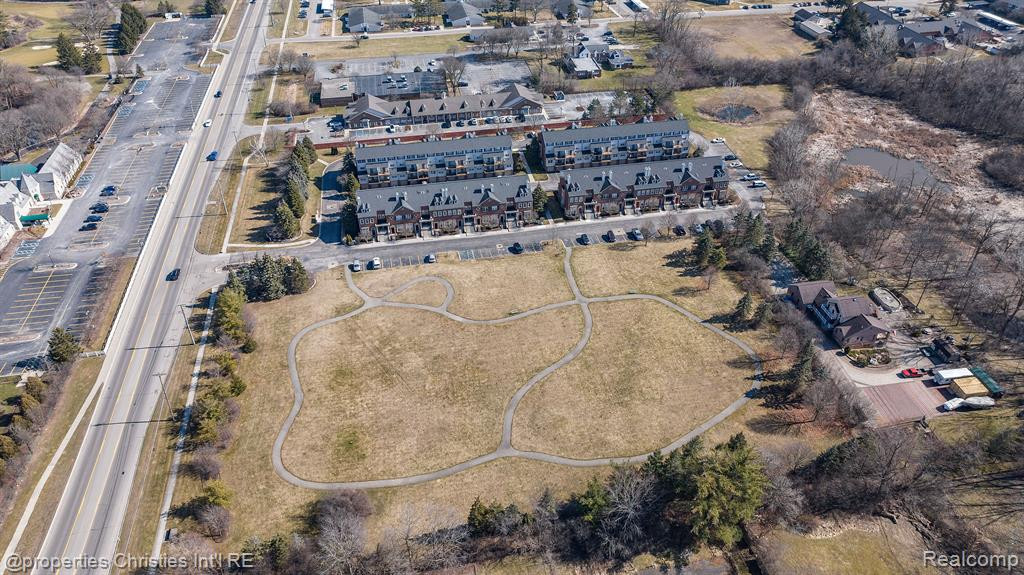 29407 GLEN OAKS Boulevard E, Farmington Hills, MI 48334 — Photo 32