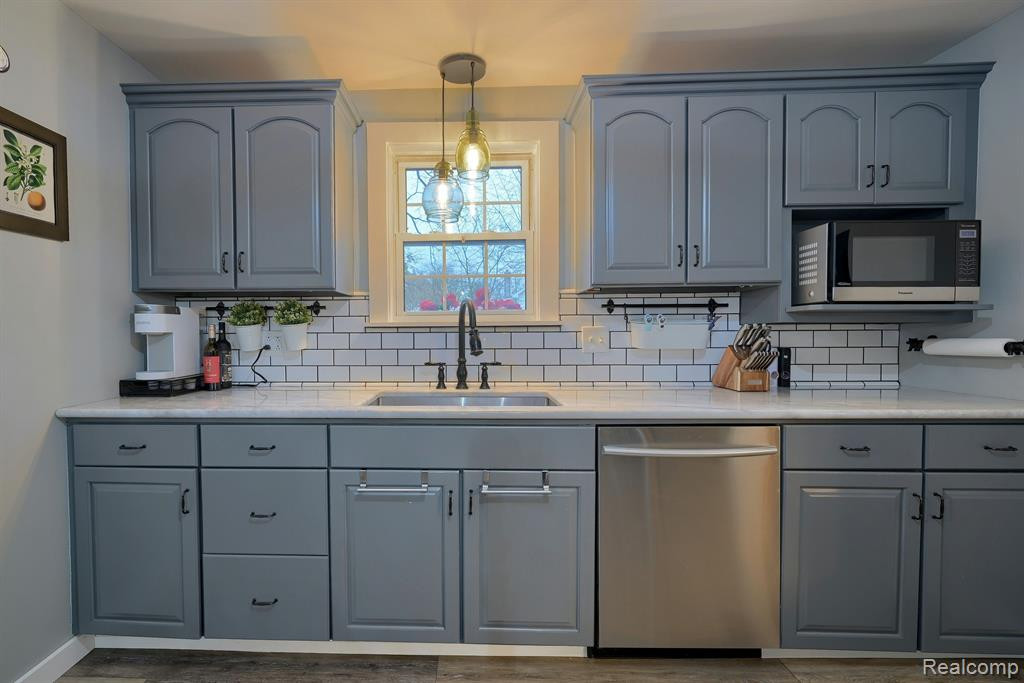 915 MAIN Street, Fenton, MI 48430 — Photo 16