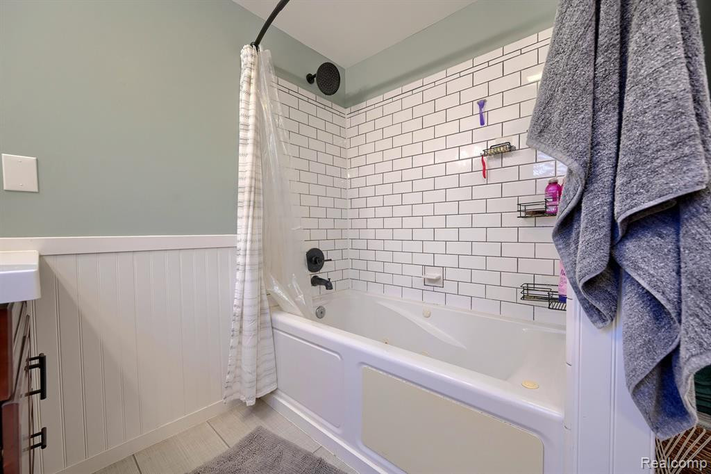 915 MAIN Street, Fenton, MI 48430 — Photo 26