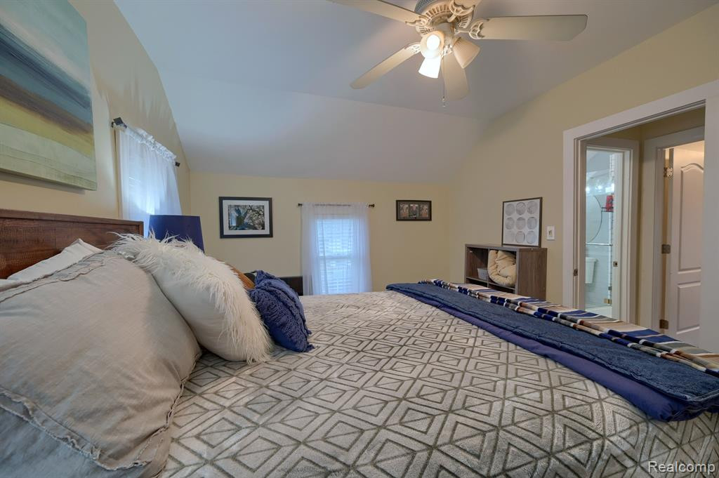 915 MAIN Street, Fenton, MI 48430 — Photo 28