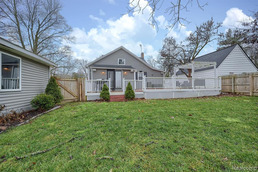 915 MAIN Street, Fenton, MI 48430 — Photo 38