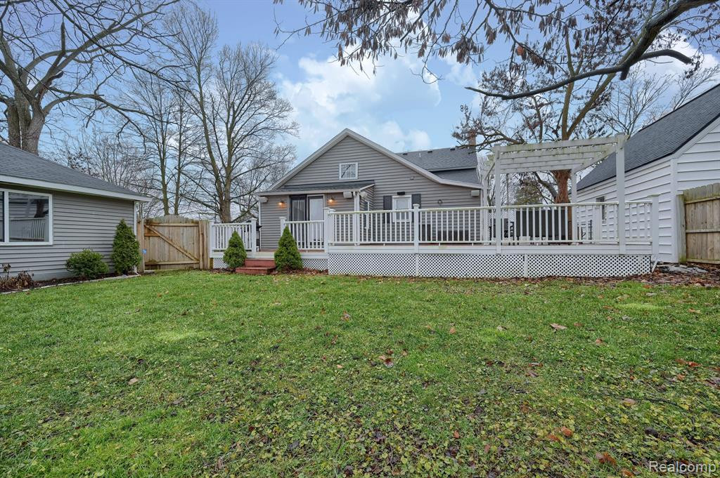 915 MAIN Street, Fenton, MI 48430 — Photo 39