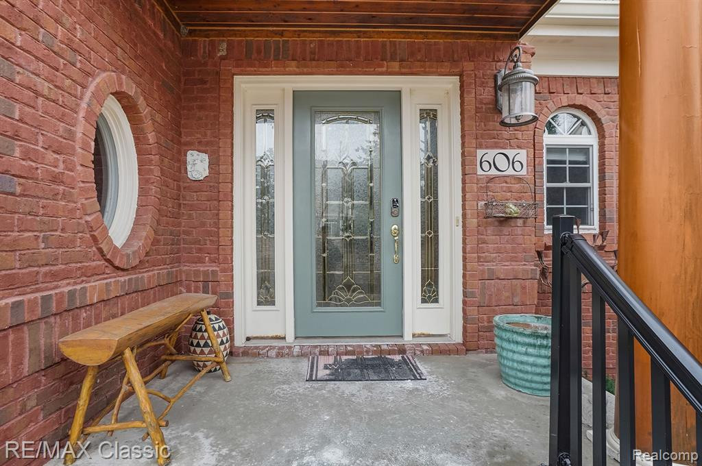 606 FLORENCE Court, Milford, MI 48381 — Photo 2