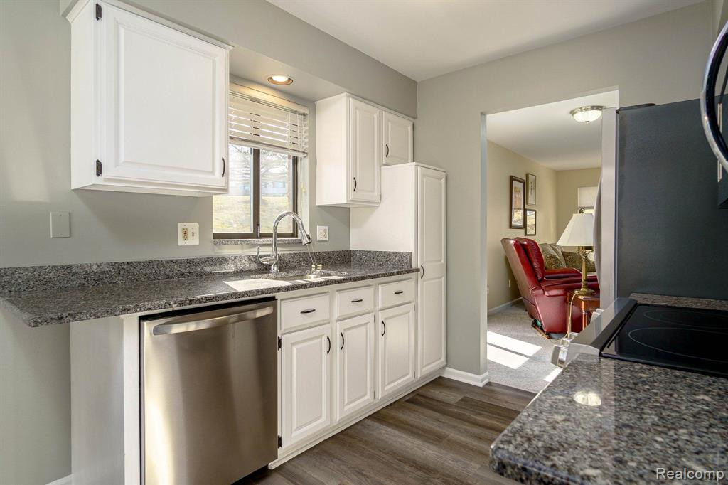 945 Wexford Way, Rochester Hills, MI 48307 — Photo 7