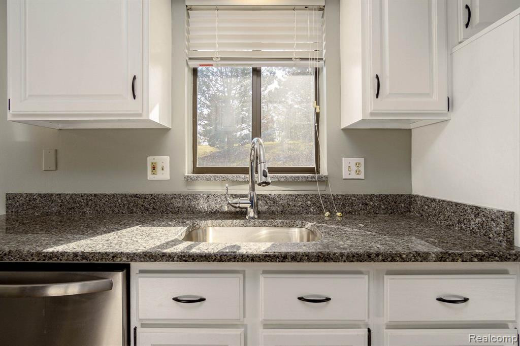 945 Wexford Way, Rochester Hills, MI 48307 — Photo 8