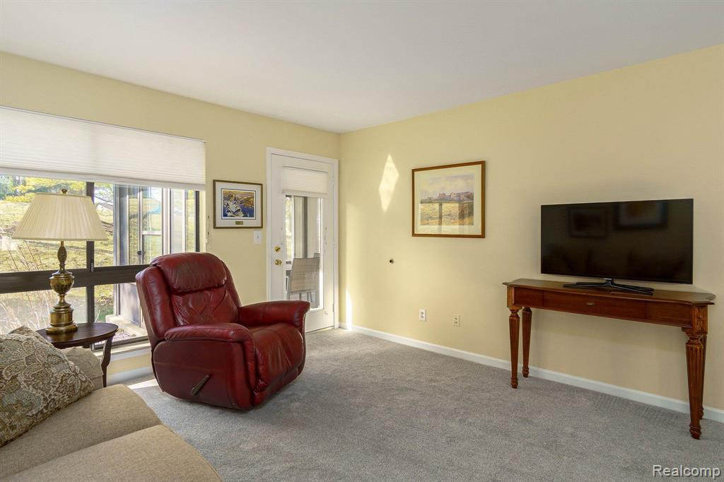 945 Wexford Way, Rochester Hills, MI 48307 — Photo 11