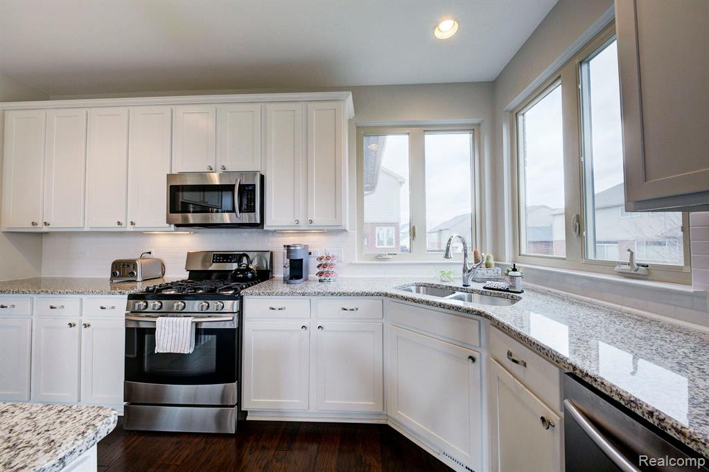 51176 Glen Hollow Avenue, Canton, MI 48188 — Photo 23