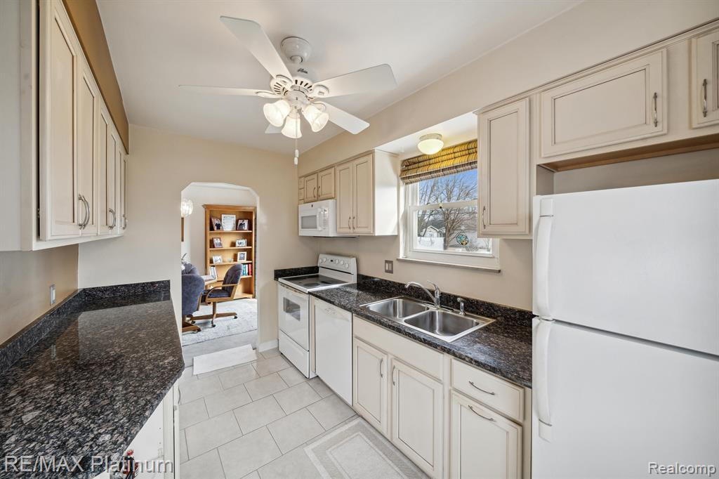 9062 BUTWELL Street, Livonia, MI 48150 — Photo 5