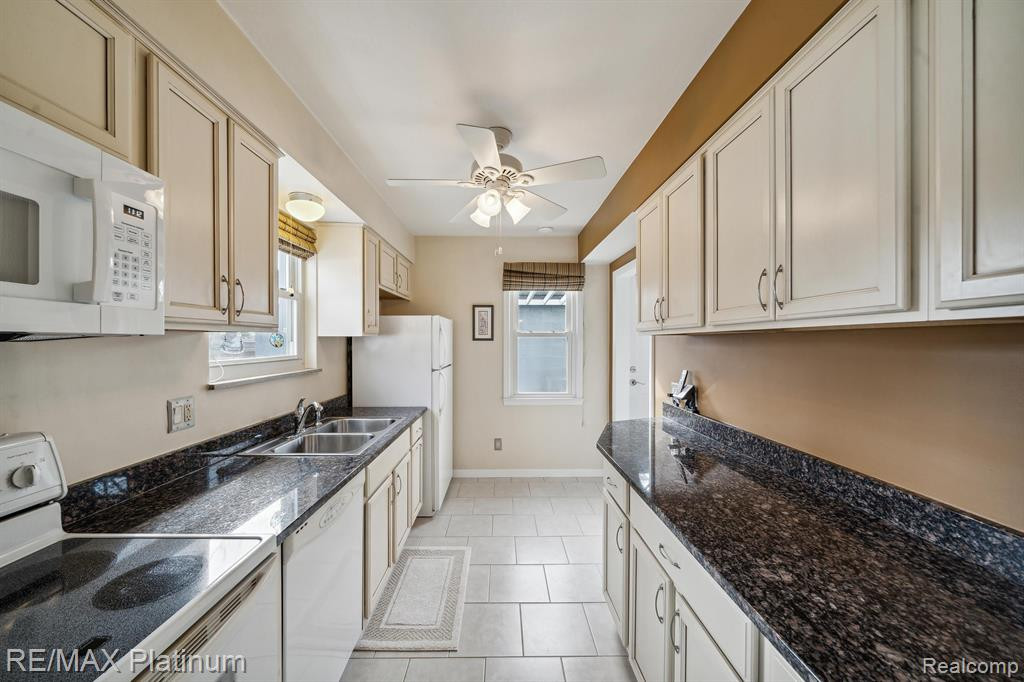 9062 BUTWELL Street, Livonia, MI 48150 — Photo 6