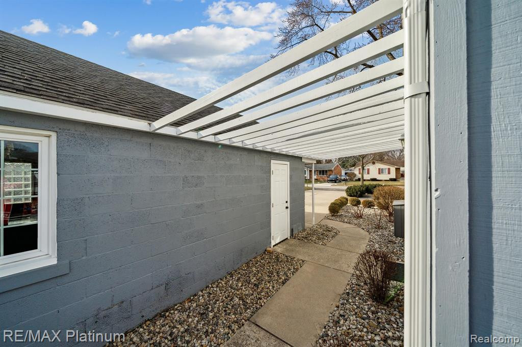 9062 BUTWELL Street, Livonia, MI 48150 — Photo 16