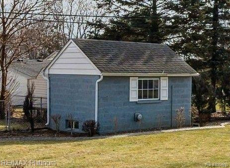 9062 BUTWELL Street, Livonia, MI 48150 — Photo 17