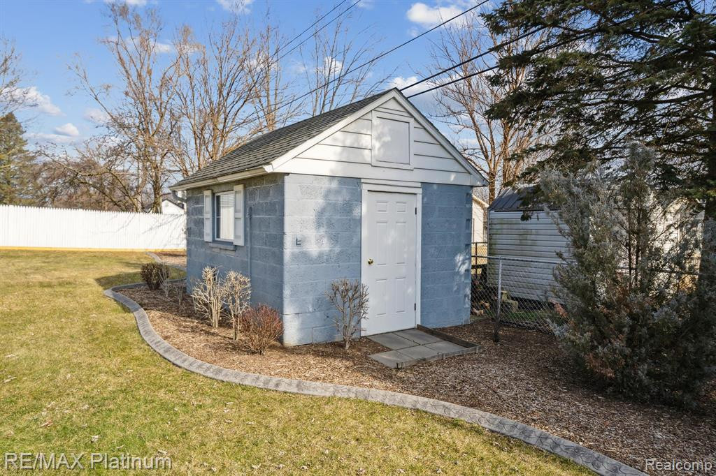 9062 BUTWELL Street, Livonia, MI 48150 — Photo 19