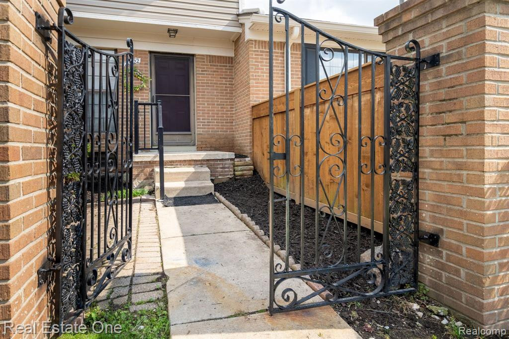 22122 EDGEWATER, Novi, MI — Photo 4