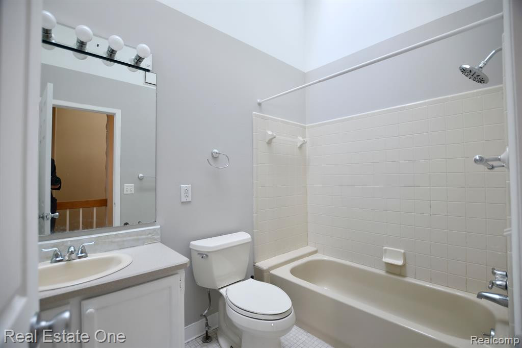 22122 EDGEWATER, Novi, MI — Photo 16