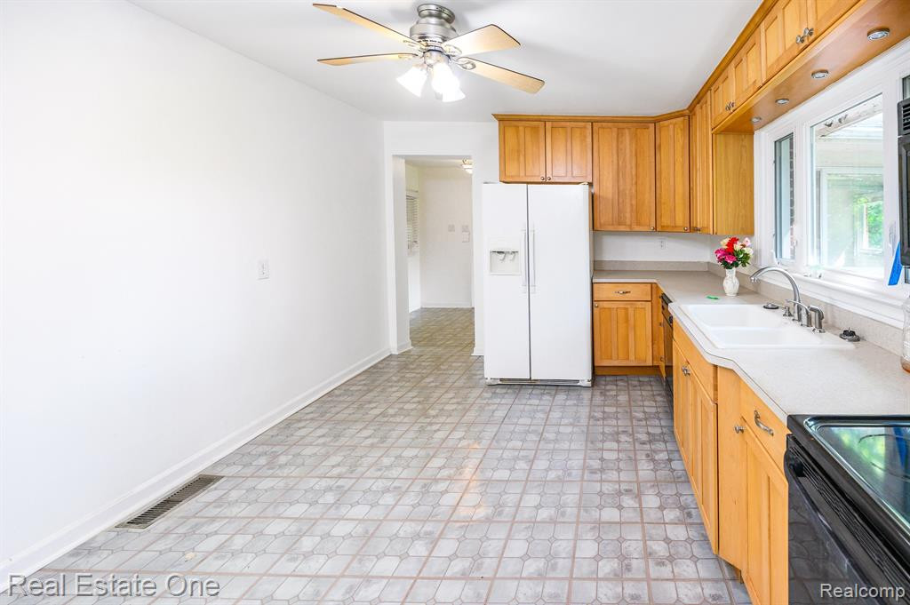 5900 Wright Drive, Troy, MI 48098 — Photo 26