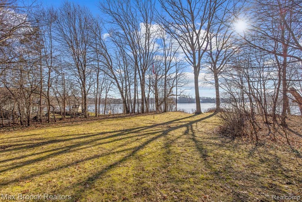 2 WALNUT Lane, Orchard Lake Village, MI 48324 — Photo 4
