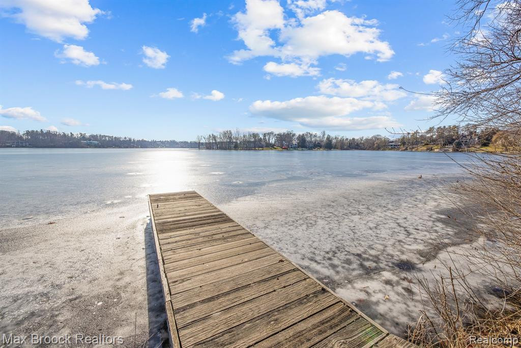 2 WALNUT Lane, Orchard Lake Village, MI 48324 — Photo 5