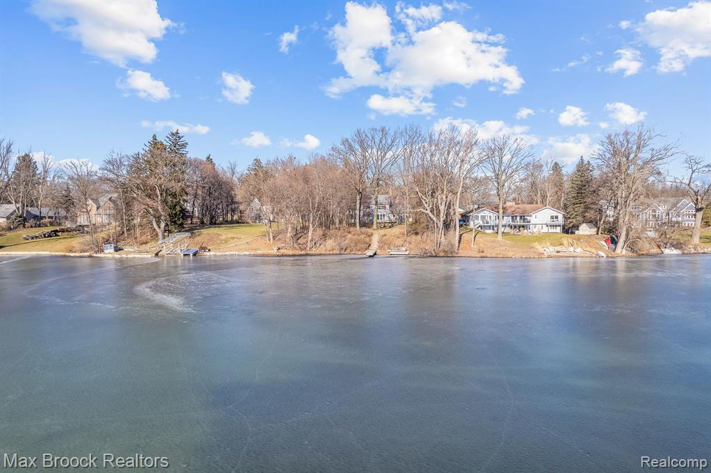 2 WALNUT Lane, Orchard Lake Village, MI 48324 — Photo 6