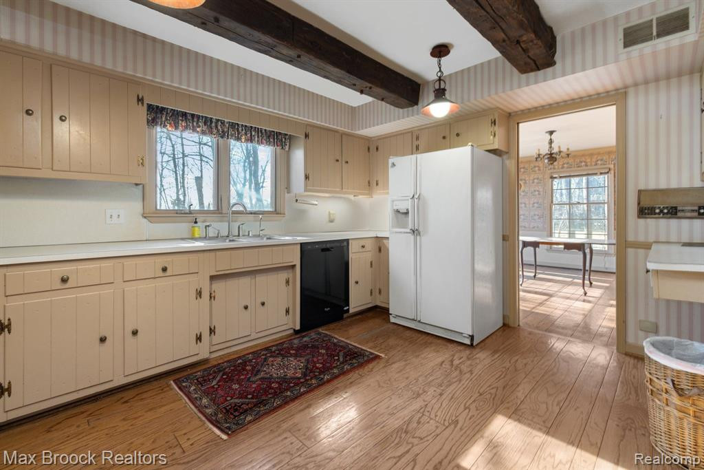 2 WALNUT Lane, Orchard Lake Village, MI 48324 — Photo 12