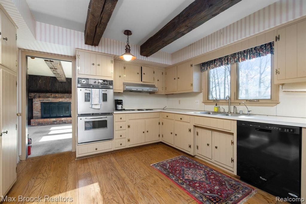 2 WALNUT Lane, Orchard Lake Village, MI 48324 — Photo 13