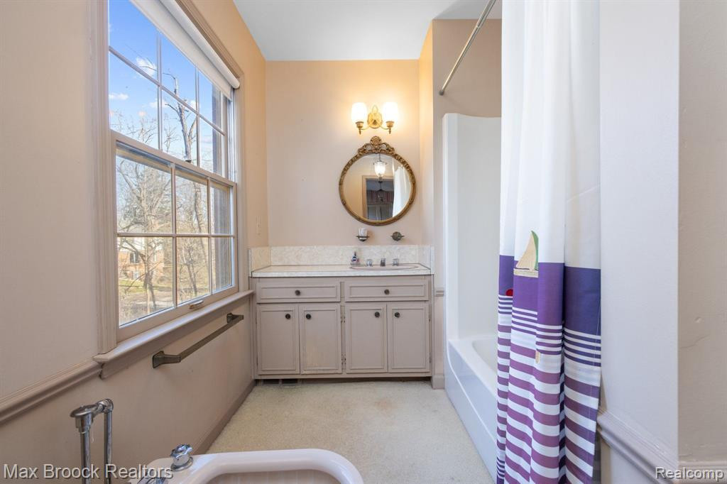 2 WALNUT Lane, Orchard Lake Village, MI 48324 — Photo 18