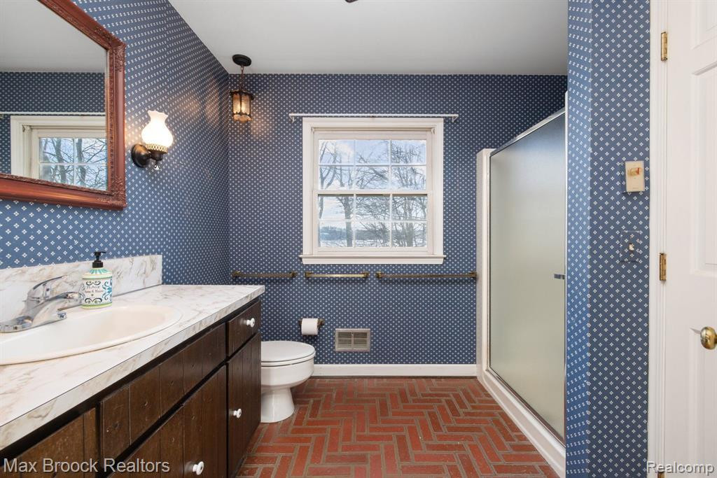 2 WALNUT Lane, Orchard Lake Village, MI 48324 — Photo 20