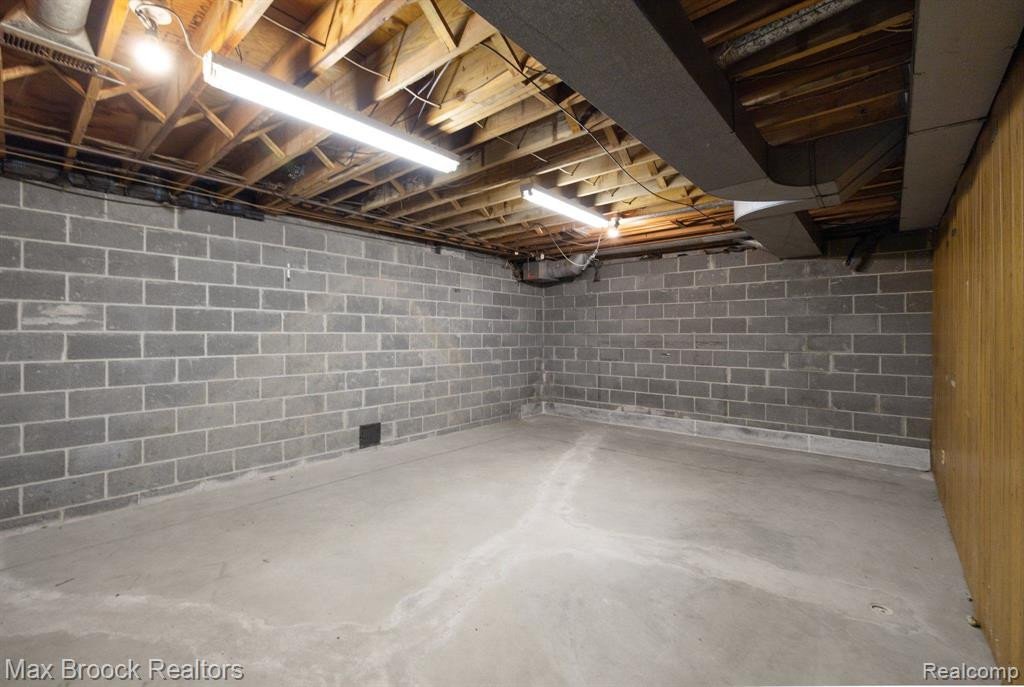2 WALNUT Lane, Orchard Lake Village, MI 48324 — Photo 22