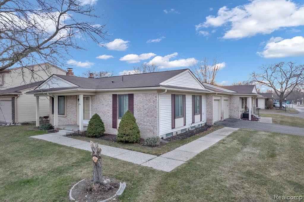 2884 ROUNDTREE Drive, Troy, MI 48083 — Photo 2