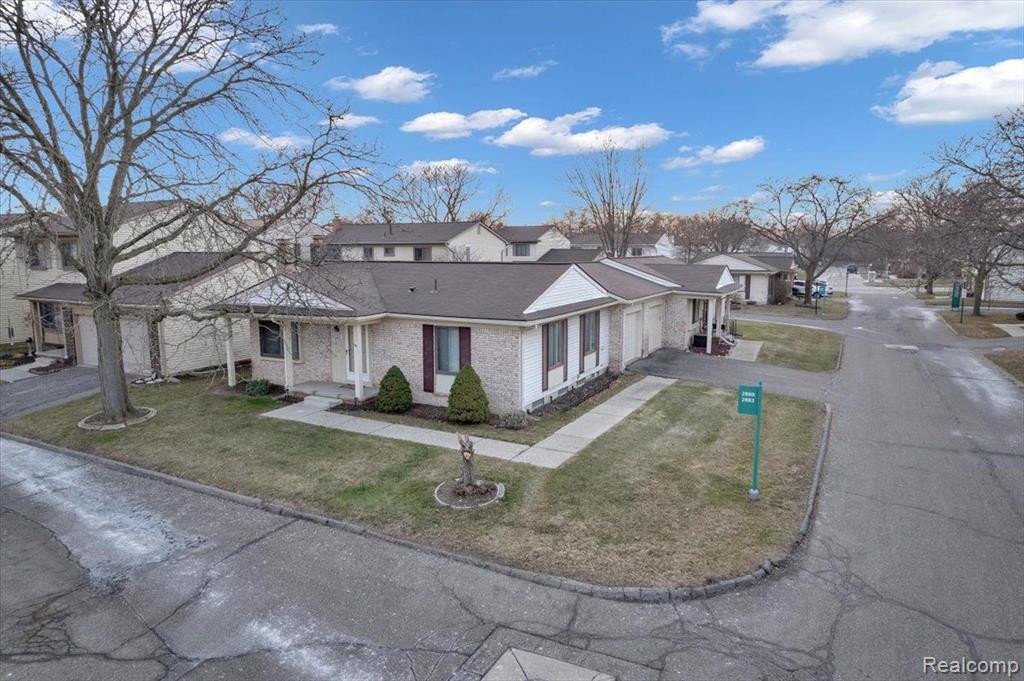 2884 ROUNDTREE Drive, Troy, MI 48083 — Photo 3