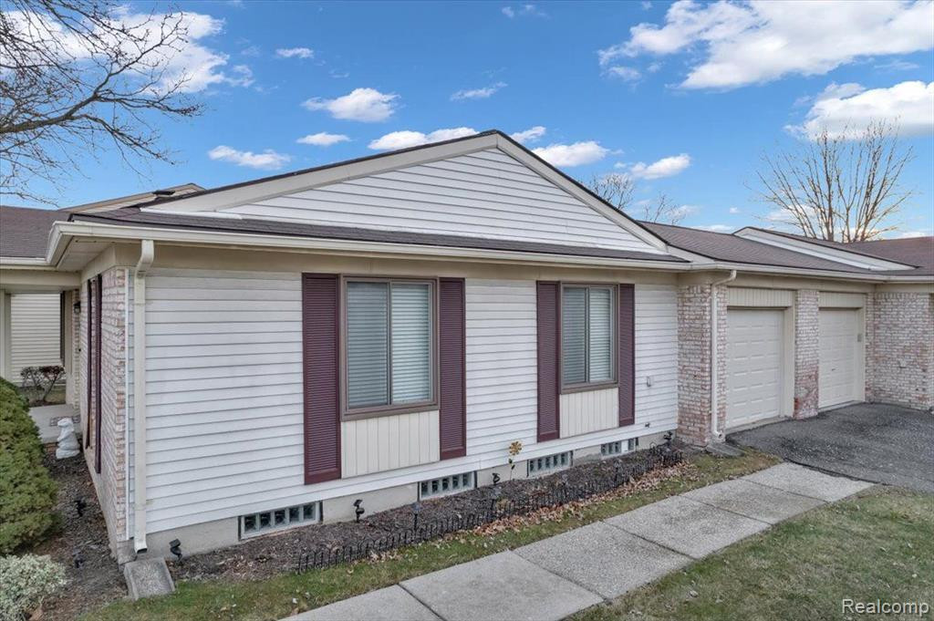 2884 ROUNDTREE Drive, Troy, MI 48083 — Photo 4