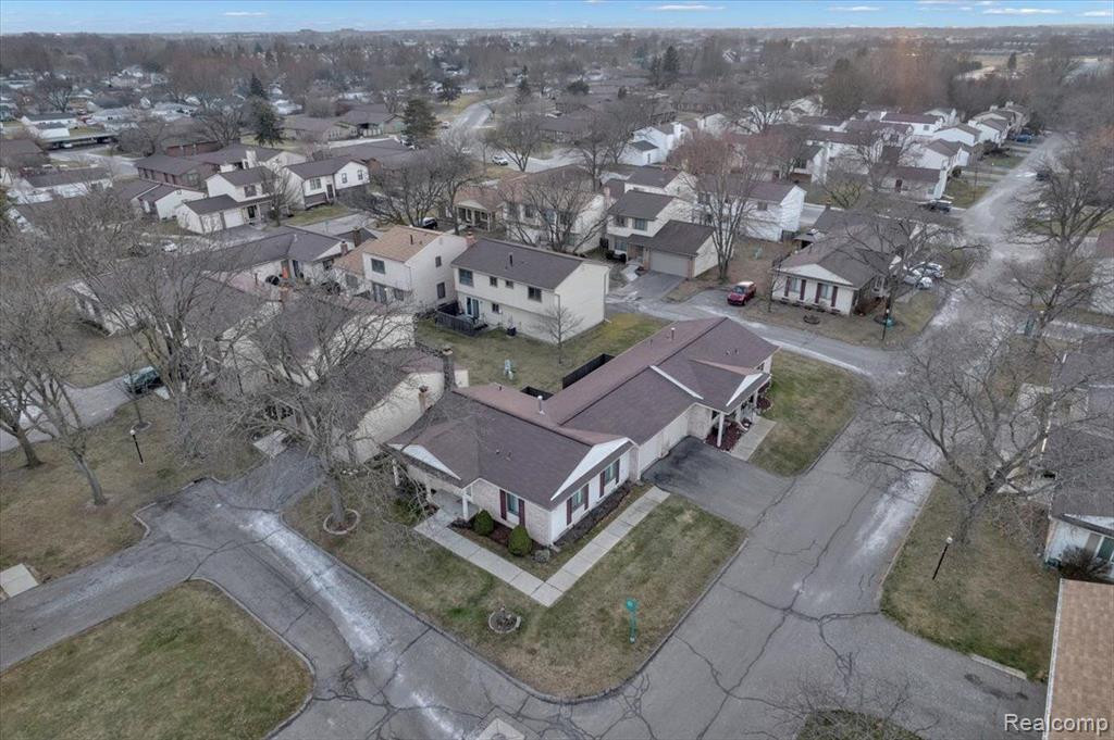 2884 ROUNDTREE Drive, Troy, MI 48083 — Photo 6