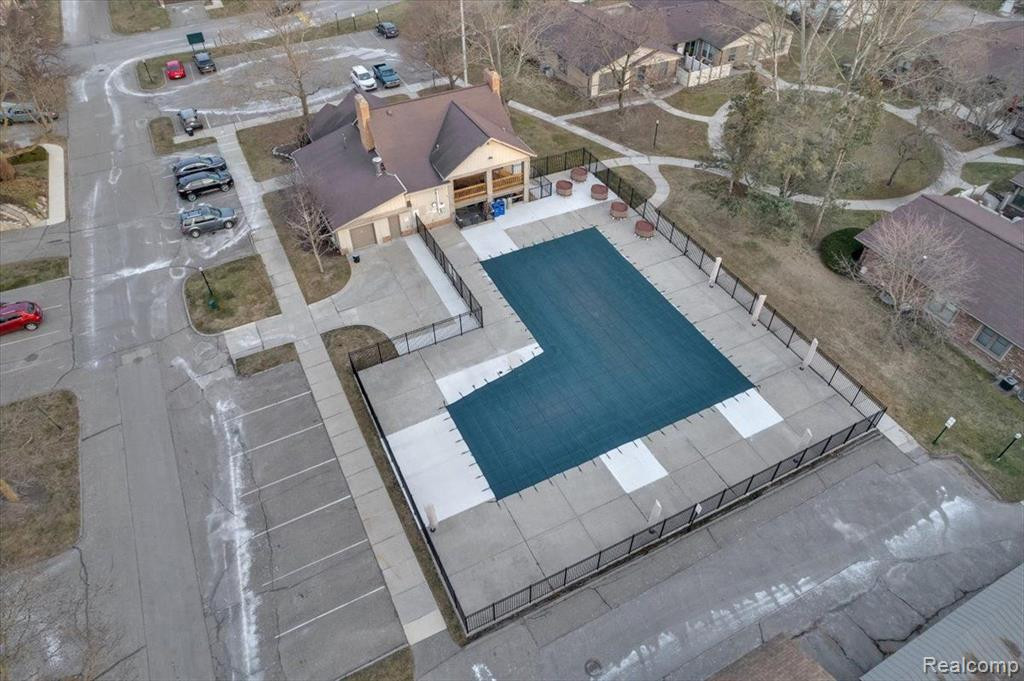 2884 ROUNDTREE Drive, Troy, MI 48083 — Photo 9