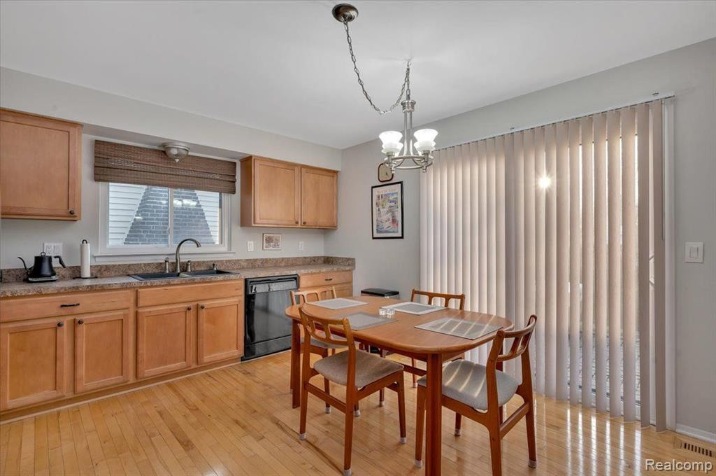 2884 ROUNDTREE Drive, Troy, MI 48083 — Photo 12